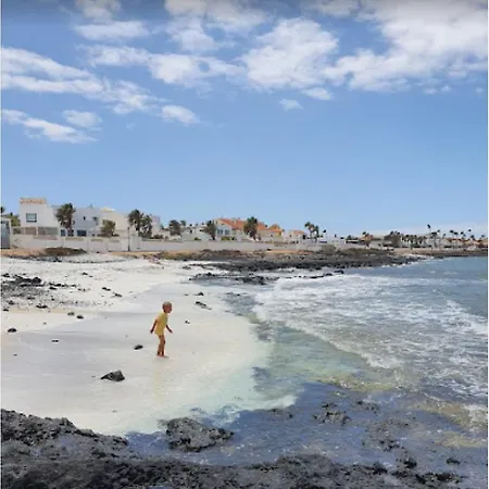 Poris 1 Beachfront By Holidays كوراليهو