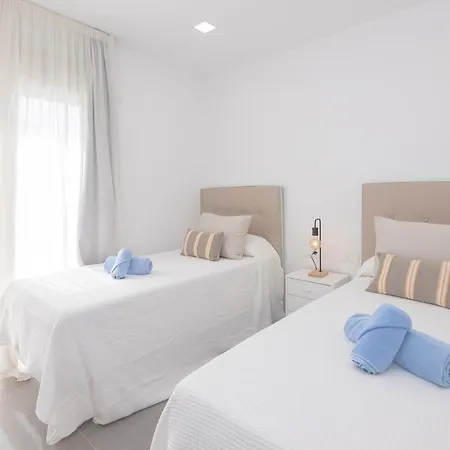 Poris 1 Beachfront By Holidays شقة *