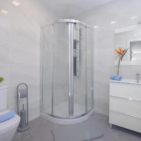 Poris 1 Beachfront By Holidays * Κοραλέχο