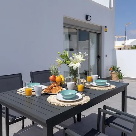 Poris 1 Beachfront By Holidays Lägenhet Corralejo