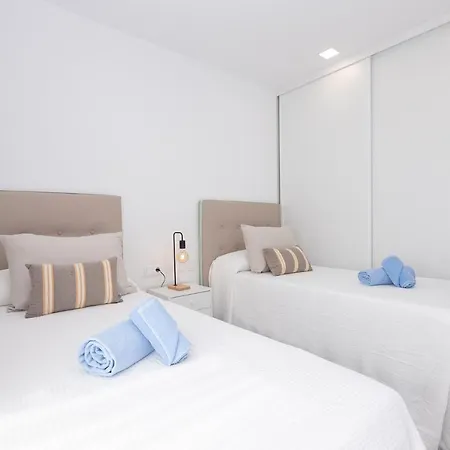 Poris 1 Beachfront By Holidays Διαμέρισμα